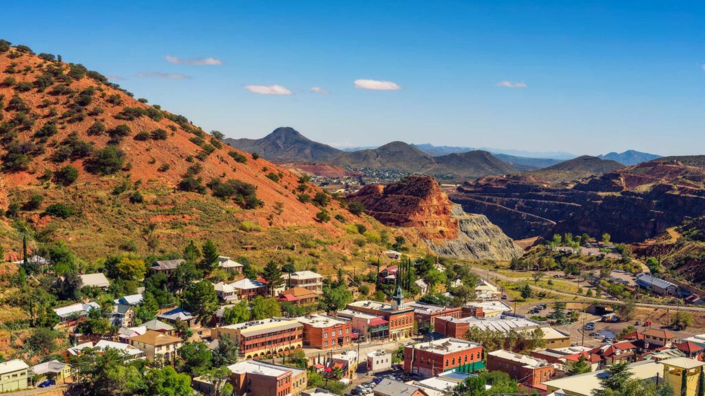 how far is Bisbee from phoenix